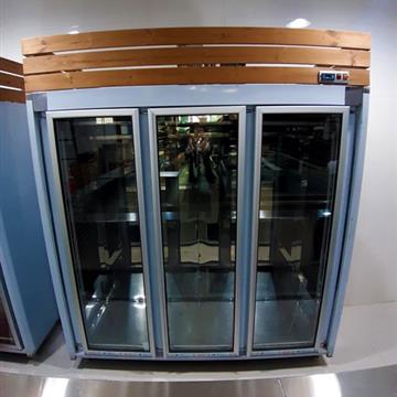 یخچال و فریزر درب دار ایستاده