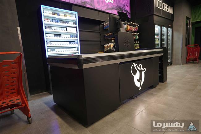 فضای میز صندوق فروشگاهی برای ذخیره‌سازی محصولات 