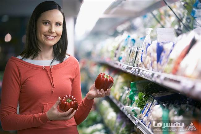 مشتری در حال انتخاب محصول