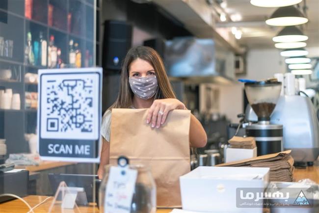 مشتری در حال استفاده از سیستم بارکد