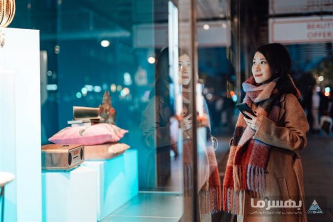 یک مشتری در حال مشاهده ویترین