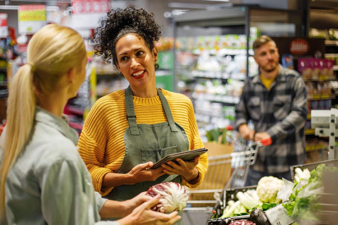 تعامل کارکنان با مشتری در فروشگاه